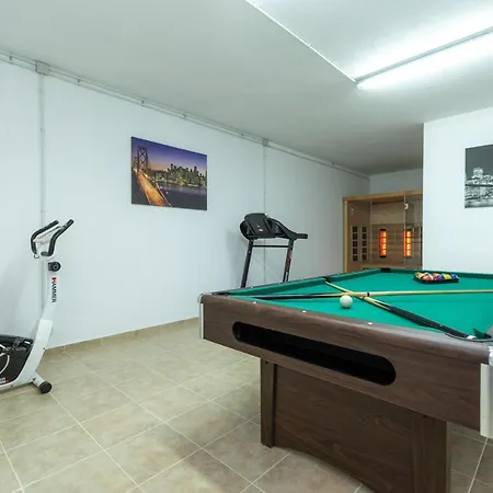 Relax With Sauna & Jacuzzi &gym 빌라 *