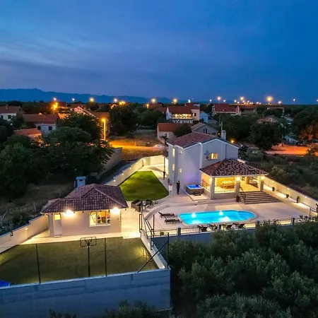 빌라 Relax With Sauna & Jacuzzi &gym Gornji Zemunik
