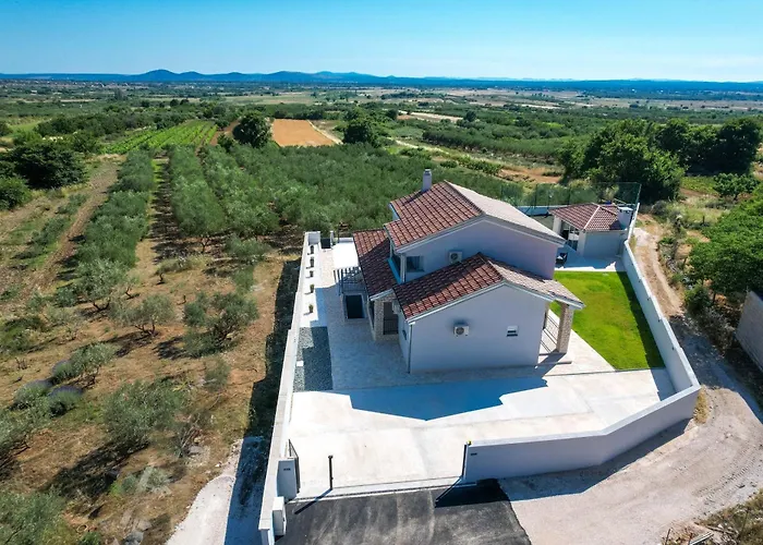 Relax With Sauna & Jacuzzi &gym Vila Gornji Zemunik